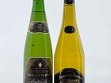 deux bouteilles de vin posées l'une à côté de l'autre sur une table