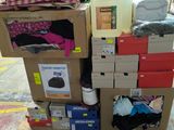 de nombreux cartons empilés les uns sur les autres dans un entrepôt