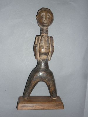 statue en bois représentant un homme coiffé d'un chapeau