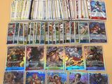 beaucoup de cartes sur la table avec beaucoup d'entre eux