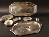 beaucoup d'objets en argent posés sur une table