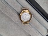 une montre posée sur un bagage