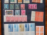 une photo d'une collection de timbres sur une table