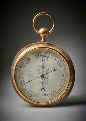 une montre de poche ancienne avec un boîtier en or et un cadran blanc