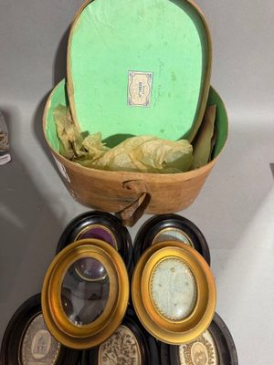 un panier rempli de pièces posé sur une table