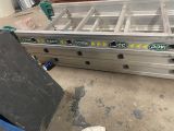 une photo d'un bateau en cours de construction dans un garage