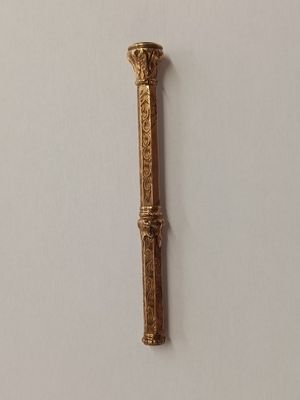 gros plan d'un objet métallique sur une surface blanche