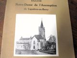 un livre posé sur une table, avec une image représentant une église