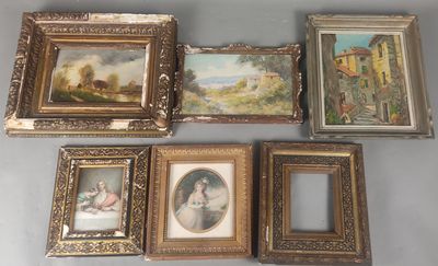 cinq tableaux encadrés accrochés au mur d'une pièce