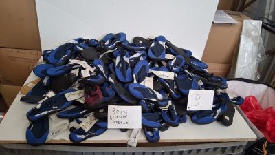 Lot de 80 paires de chaussons aquatiques, coloris bleu et no…