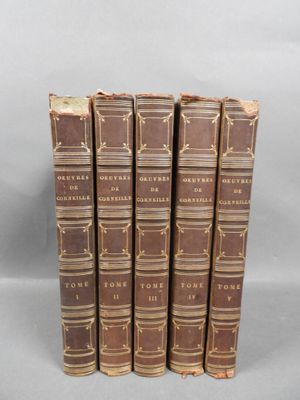 un ensemble de cinq vieux livres superposés