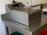 une machine posée sur une table
