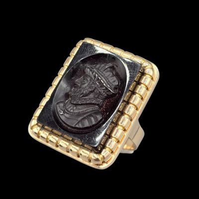 Bague en or jaune 750°° ornée d'un camée en pierre dure (aga…