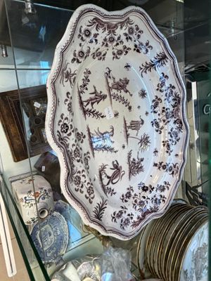 une vitrine en verre contenant des assiettes et des bols