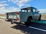 un camion garé sur le côté de la route