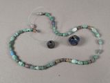 un ensemble composé d'un collier et de boucles d'oreilles posé sur une table