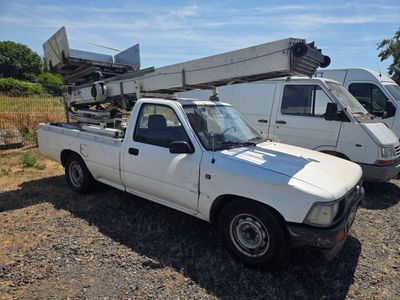 un camion blanc garé à côté d'une camionnette blanche