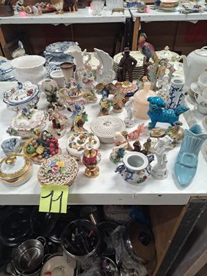une table sur laquelle se trouvent de nombreux objets différents