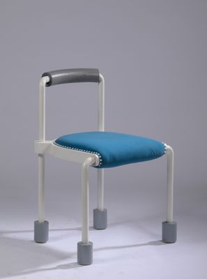 une chaise dont l'assise est bleue