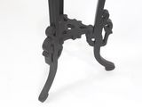 une table noire avec un plateau en verre sur fond blanc