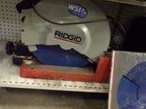 une photo d'une scie circulaire posée sur une étagère dans un magasin