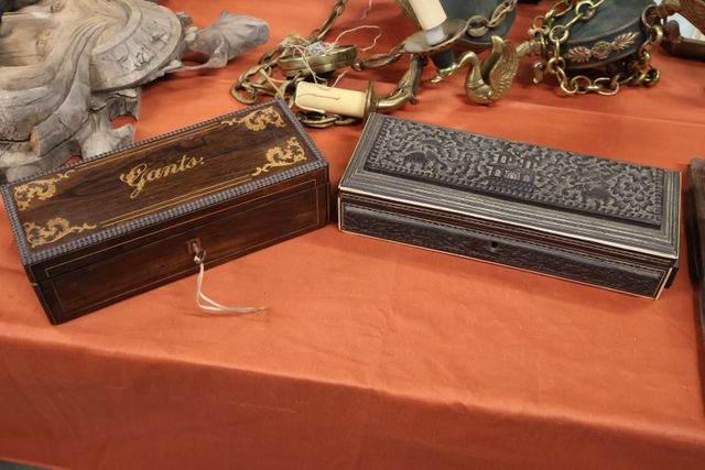 Deux coffrets à gant : un marqueté en palissandre 19ème, un bois ...