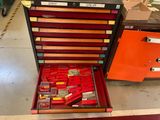 une boîte à outils rouge contenant de nombreux outils différents