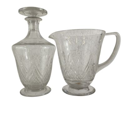 deux vases en verre posés l'un à côté de l'autre sur une surface blanche