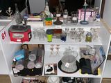 une étagère blanche sur laquelle sont posés de nombreux objets