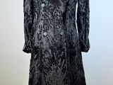 manteau en velours noir avec col et poignets en fourrure, présenté sur un mannequin