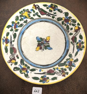 une assiette avec un oiseau sur une table
