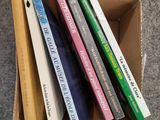une boîte remplie de livres empilés les uns sur les autres