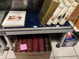 de nombreux livres sur une étagère dans un magasin