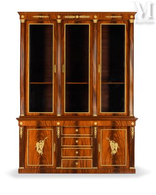 une photo d'une armoire en bois avec des portes vitrées et des tiroirs