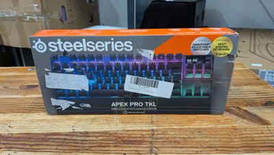 une boîte de Steelseries posée sur une table en bois
