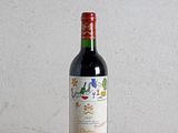 une bouteille de vin rouge posée sur une table en bois