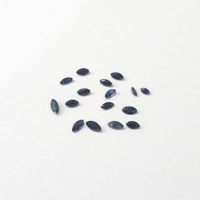 quelques saphirs bleus sur une surface blanche, avec un fond blanc