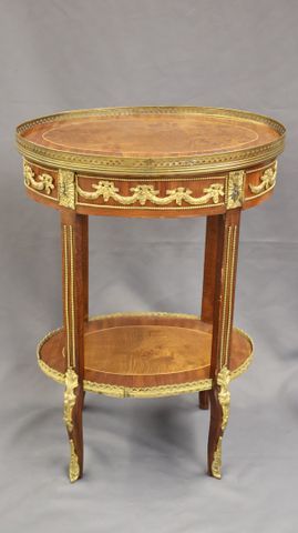 Petite table volante ovale de style Louis XVI en bois de placage ...