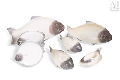 un groupe de poissons qui se trouvent les uns à côté des autres