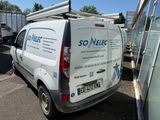 une camionnette blanche garée dans un parking