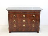 une commode ancienne avec dessus en marbre