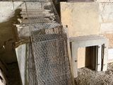 un tas d'ordures dans un coin d'un immeuble