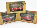 trois boîtes contenant chacune une maquette de voiture de course