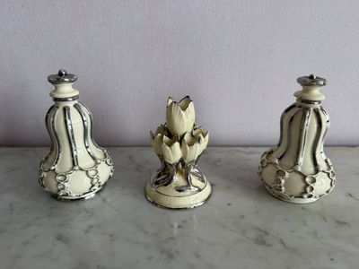 trois vases blancs posés sur un plan de travail en marbre