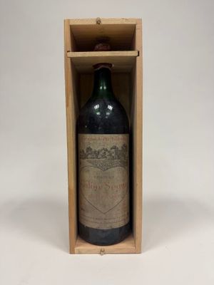 une vieille bouteille de vin dans une caisse en bois posée sur une surface blanche