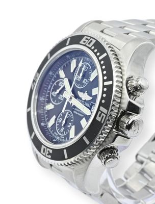 gros plan d'une montre sur fond blanc
