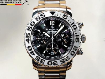 gros plan d'une montre-bracelet avec un cadran noir