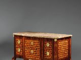 une commode ancienne avec un plateau en marbre
