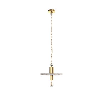 un luminaire doré et blanc suspendu à une chaîne