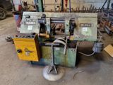 l'image d'une machine dans un garage